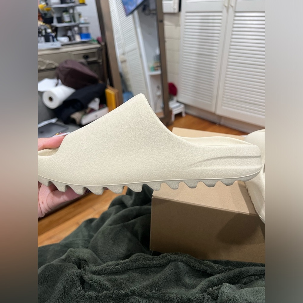 Yeezy Slides - Picture 7 of 10